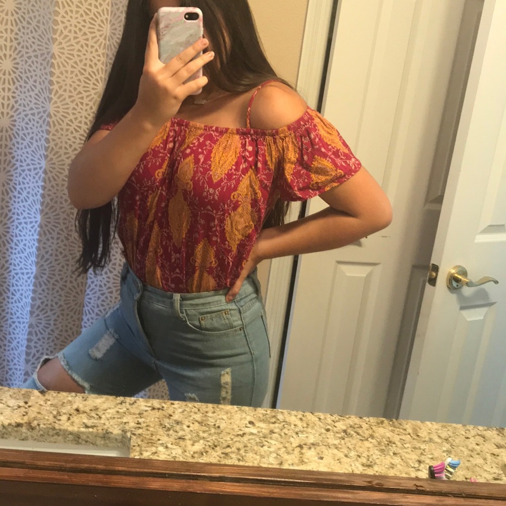 ADORABLE summertime off the shoulder blouse
